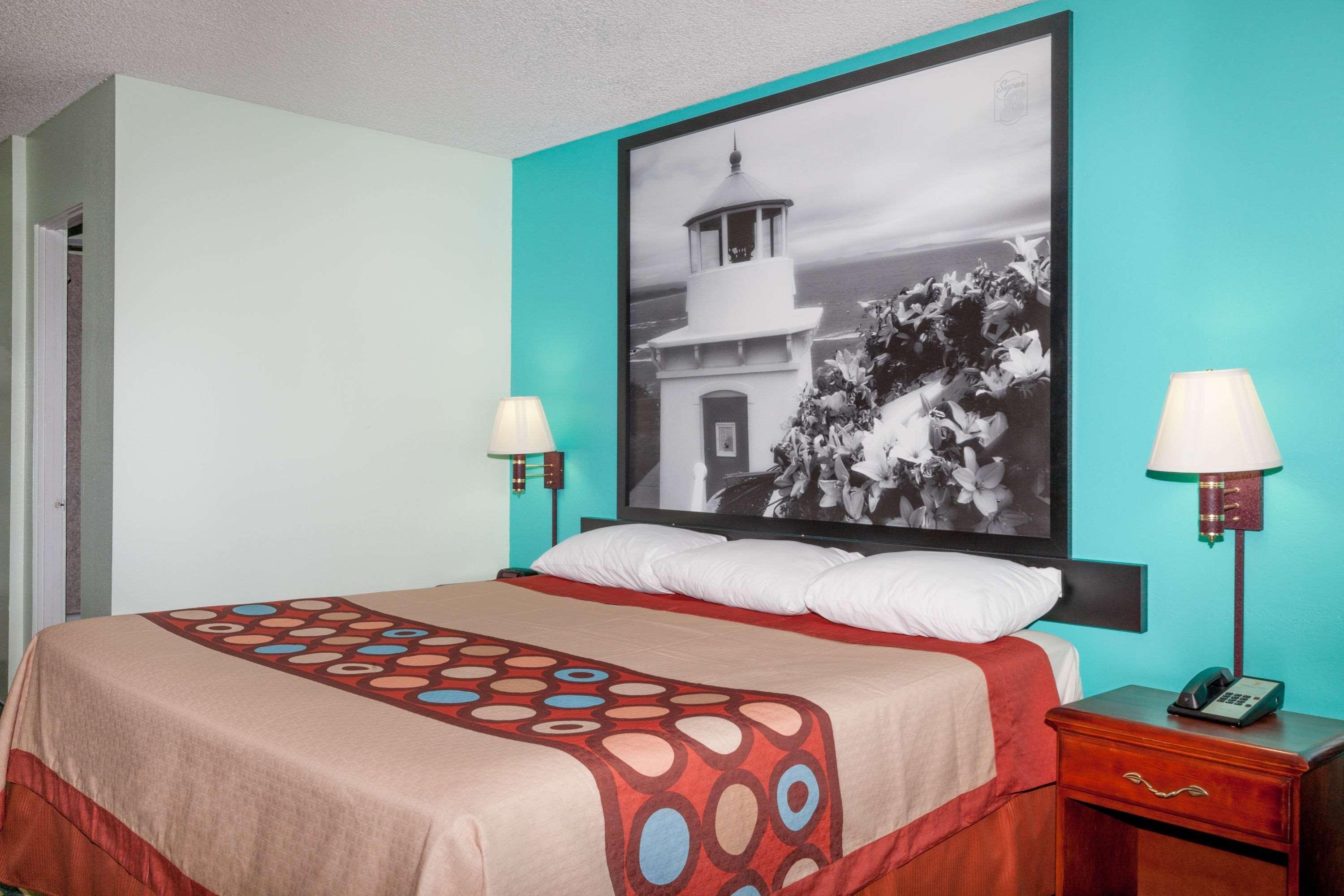 Super 8 By Wyndham Hotel